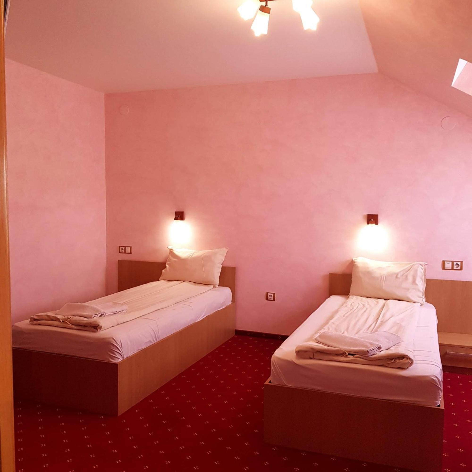 Motel Vector Găeşti Exterior foto